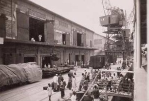 Kai mit Speicherbauten, Mombasa : Kenia, Mombasa, Hafen, Kai mit Speicherbauten, Krananlagen und Händlern, 1936