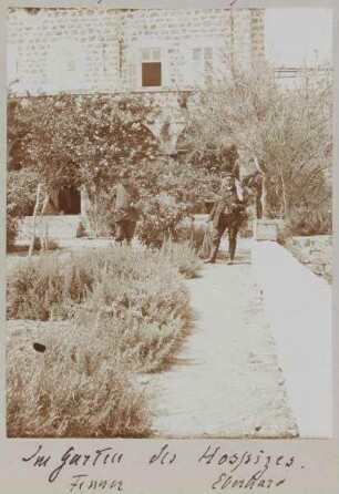 Im Garten des Hospizes [wohl in Meron]. Fenner Eberhard