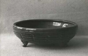 Dickwandige Schale : Dickwandige Schale (Zwiebelschale). Steinzeug mit Seladonglasur. Dresden: Porzellansammlung