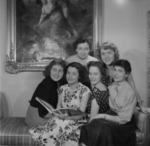 Gruppenaufnahme von sechs jungen Damen