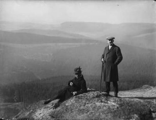Auf Exkursion : Portrait zweier Männer auf einer Exkursion in die Berge.