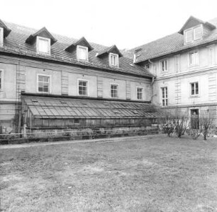 Dresden-Pillnitz, Pillnitzer Platz 2. Ehem. Gartenbauschule (Hochschule für Technik und Wirtschaft Dresden, Fakultät Landbau/Landespflege, 2. H. 19. Jh.). Hofansicht mit linkem Flügel