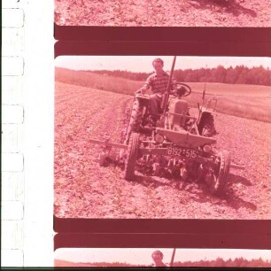 Fotografie: Traktor, Geräteträger, Hackmaschine, Zwischenachsanbau