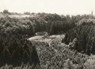 Muldental am Rochlitzer Berg mit Wechselburg (rechts). Ansicht mit Kiesgrube mit altpleistozänen Muldeschottern (links)