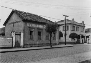 Altes "Gymnasio" : Gepflasterte Straße mit einem Gebäude eines ehemaligen Gymnasiums in São José do Rio Preto.