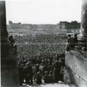Großkundgebung vor dem Reichstags-Gebäude. Im Hintergrund links die Ruine der Krolloper, rechts das ehemalige Generalstabsgebäude