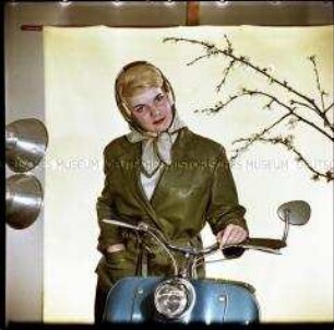Frühlingsmode: Frau mit Moped