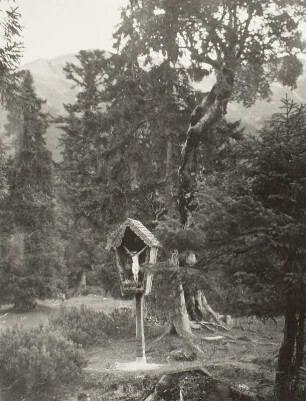 Marterl an einem Wanderweg. Blick zu einem Gipfel (ca. 2000 m)