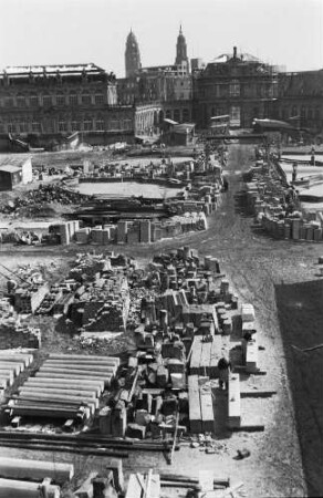 Dresden-Altstadt. Zwinger (1709-1728; M. D. Pöppelmann, B. Permoser). Baustellen Deutscher Pavillon, Bogengalerie und Stadtpavillon. Zwingerhof mit Steinmetzwerkstätten