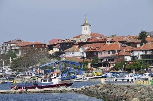 Stadtansicht von Alt-Nessebar mit Hafen : Stadtansicht von Alt-Nessebar, aufgenommen am 19. Mai 2011