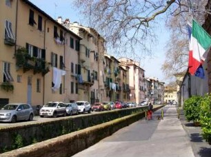 Lucca: Straßenzug in der Innenstadt