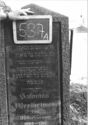 Grabstein 537 (Index: 100111543) Material: Granit Zustand: gut Maße HxBxT: 146x50x21 cm Beschreibung: Obelisk, Sockel, Schriftplatte Symbolik: Palmzweig: Grabstein 537A