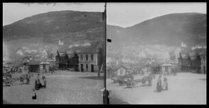 Bergen?/ Norwegen: Straßenszene mit Einheimischen im Hafen