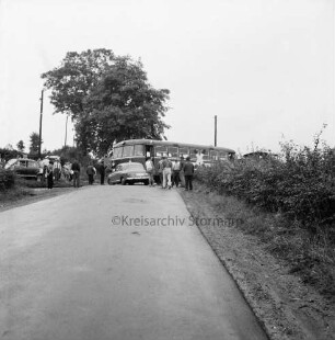 Bahnunfall: Eisenbahnstrecke der Elmshorn-Barmstedt-Oldesloe-Eisenbahn (EBOE): Bahnübergang Rümpeler Weg: Kollision eines Triebwagens mit einem Pkw: vorn Straße: rechts Hecke: hinten Mitte beschädigter Mercedes: dahinter rechts Triebwagen und Andreaskreuz: davor rechts und links Zuschauer: hinten links Polizeifahrzeug und Polizisten: dahinter Bäume