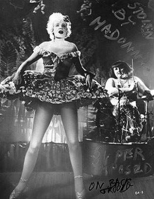 Foto von Marlene Dietrich als "Lola Lola". Mit handschriftlicher Bemerkung von Marlene Dietrich: "Stolen by Madonna".