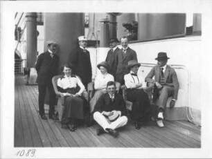 Gruppenbildnis mit Touristen in Korbstühlen an Deck der Victoria Luise : Bordaufnahmen. Gruppenbildnis mit Touristen in Korbstühlen an Deck der Victoria Luise