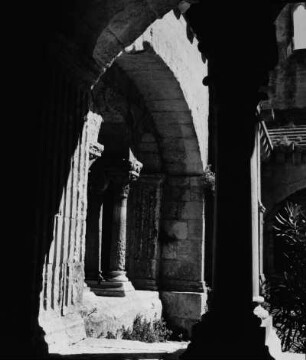 Montmajour oder Sénanque? : Architekturdetail. Säule in einem Torbogen. Säulengang