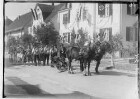 Erntedankfest in Sigmaringen 1933; Pferdegespann mit Pflug, dahinter Bauern in der Leopoldstraße
