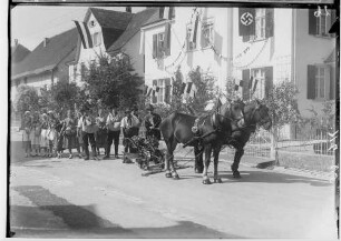 Erntedankfest in Sigmaringen 1933; Pferdegespann mit Pflug, dahinter Bauern in der Leopoldstraße