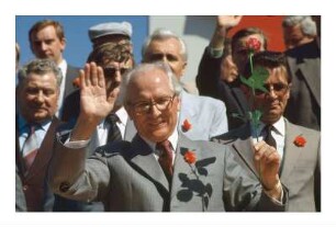 Erich Honecker am 1. Mai auf der Tribüne in der Karl-Marx-Allee, Berlin