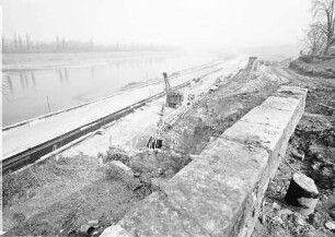 Rheinweiler: Stützmauer im Bau; von oben nach Norden
