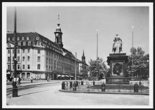 Dresden, Neustädter Markt : Dresden-Neustadt. Blick über den Neustädter Markt mit dem Rathaus und Reiterstandbild August des Starken in die Hauptstraße nach Norden