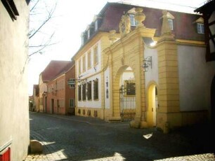 Stadtbild - Fürstbischöflich-Würzburgisches Stadtschloß querab über Traufseite in Übersicht