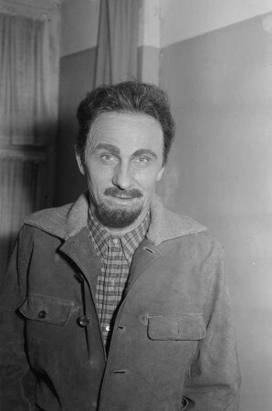 Szenenbilder aus dem Stück "Julius Fucik" von Juri Burjakowski am Deutschen Theater Berlin : Rollenporträt von Ernst Busch als Julius Fucik