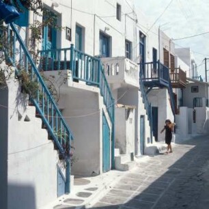 Mykonos, Inselhauptstadt. Würfelhäuser mit Außentreppen in einer Altstadtgasse
