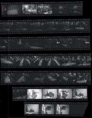 Schwarz-Weiß-Negative mit Aufnahmen von der Weihnachtsfeier im Gemeinschaftswerk Berlin-Tempelhof, sowie von einem Direktor nebst Sekretärin