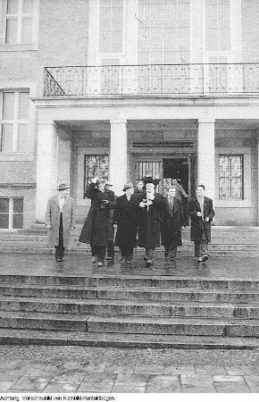 Dresden, Ausländische Besucher: Parlamentsdelegation der CSSR unter Leitung des Präsidenten der Nationalversammlung, Zdenek Fierlinger, Rumänische Künstler in der Staatsoperette Dresden, Sowjetischer Gast in der Hochschule für Musik "Carl Maria von Weber", Botschafter Dr. Otto Klicka, Finnische Delegation, Bulgarische Parlamentarische Delegation in den Staatlichen Kunstsammlungen Dresden, November 1956 - August 1957