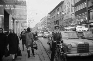 Weihnachtlicher Einkaufsbetrieb in der Kaiserstraße.