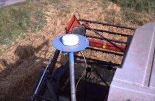 Fotografie: Erntetechnik, Mähdrescher selbstfahrend, Schneidwerk, Globales Positionierungssystem (GNSS)