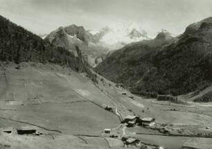 Ostalpen, Südtirol, Rieserfernergruppe. Blick über Rein in Taufers (Riva di Tures) auf Hochgall (Collalto) und Wildgall (Monte Collaspro)