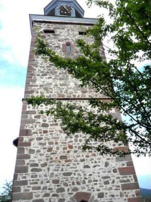 Evangelische Kirche - Kirchturm (neu erbaut Jahr 1506) von Westen mit Schießscharten (Büchsenscharten) im Glockengeschoß