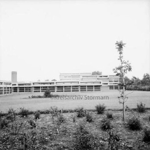 Schulen: Grund- und Hauptschule mit Realschulzug Trittau [später Hahnheide-Schule]: Außenansicht: Blick über Schulhof