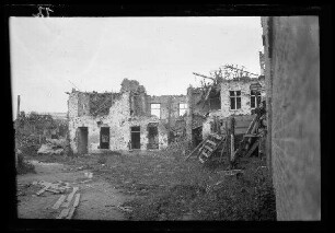 Nicht identifizierbare Ortschaft (Diksmuide (?) (Belgien) oder Rocroi (?) (Dep. Ardennes, Frankreich): Längsseite einer abgewinkelten Gebäuderuine