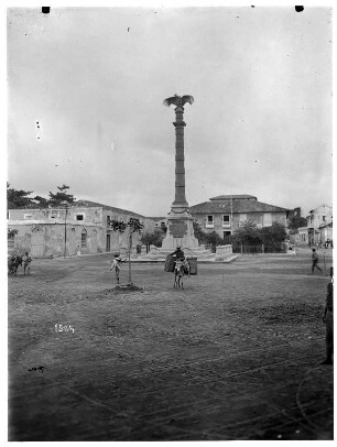Puerto Cabello (Venezuela). Platz mit Statue La Favorita vor dem Hotel Venezuela