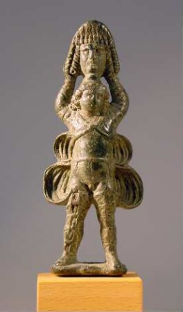 Römische Applik des Attis, eine tragische Maske über den Kopf haltend