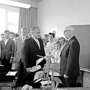 Volksschule: Klassenraum: Einweihung des Neubaus: Schlüsselübergabe an Schulleiter Kurt Riemann durch Bürgermeister Otto Freitag; dahinter Schülergruppe