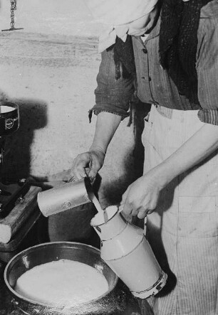 Martha Beck beim Milchverkauf, eine wesentliche Einnahmequelle der Kleinbauern : Milchverkauf, eine wesentliche Einnahmequelle der Kleinbauern