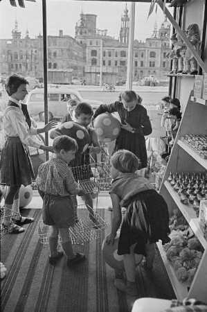 Dresden-Altstadt, Ernst-Thälmann-Straße 25. Spielwarenabteilung des HO-Warenhauses "Howa"