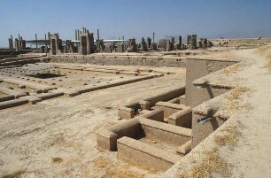 Persepolis. Blick auf die Anlage mit Fundamenten der Lagerräume und Kasernen