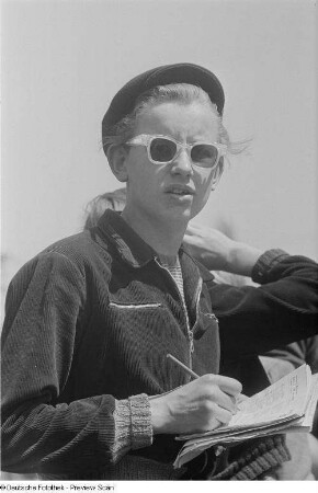 Portrait eines Zuschauers mit Sonnenbrille beim 6. Leipziger Stadtparkrennen