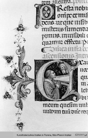 Missale Romanum : Textseite mit historisierter Initiale E: Betender Priester und ornamentierter Initiale P