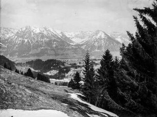 Bergkette : Blick über das Dorf zu den Bergen im Westen