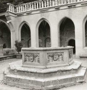 Visegrád. Schloss. Arkadenhof mit Rotem Brunnen