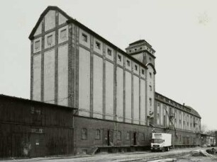 Dresden-Friedrichstadt, Magdeburger Straße 58. Elbhafen (angelegt 1891-1896). Nordkai, Speicherhalle mit Turm (um 1905)