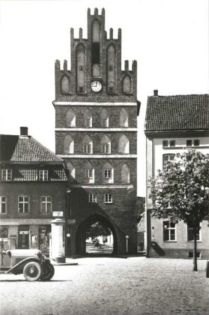 Bartenstein (heute Bartoszyce / Polen). Heilsberger Tor (1359 begonnen, 1486/1500). Stadtseite