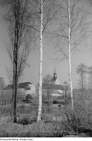 Ansicht eines Dorfes mit einer Kirche